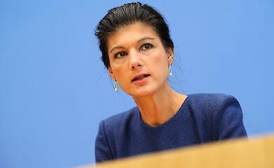Die deutsche "Putin-Freundin" Wagenknecht schlie&szlig;t eine Kanzlerkandidatur nicht aus.
