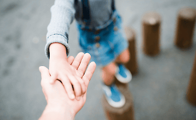 Beziehungen zwischen Kindern und Eltern bestimmen das Wohlbefinden im Erwachsenenalter