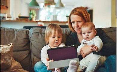 &Uuml;berm&auml;&szlig;iger Bildschirmkonsum bei Kleinkindern steht in Zusammenhang mit einer verz&ouml;gerten Sprachentwicklung - Studie