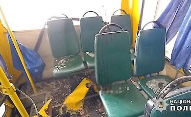 Russen griffen einen Kleinbus in Kherson mit einer Drohne an, eine Person get&ouml;tet, viele verletzt 