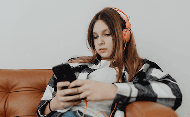 Viel Zeit vor dem Bildschirm kann bei Teenagern - insbesondere bei M&auml;dchen - zu Schlafproblemen und Depressionen f&uuml;hren