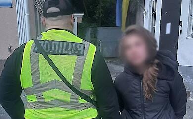In Kiew hat eine 33-jährige Frau die Allee der Helden geschändet: Video und Fotos vom Ort des Geschehens