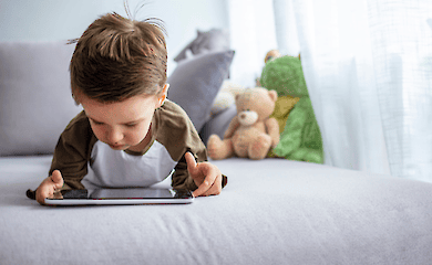 Viele Bildschirme, wenig Worte: Wie Gadgets die Sprachentwicklung von Kindern hemmen