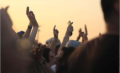 Gehen Sie auf Festivals und Sie werden gl&uuml;cklich sein: Neue Forschung &uuml;ber die Vorteile von Offline-Veranstaltungen