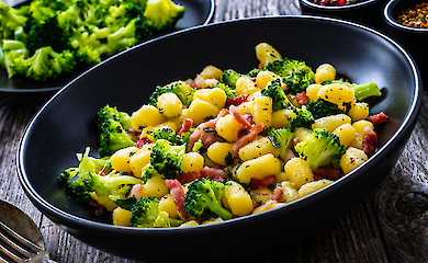 Eine Pasta, die jeden &uuml;berzeugt: Gnocchi mit Boursin-K&auml;se, Speck und Brokkoli