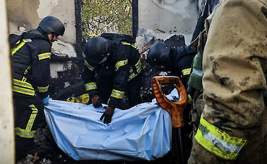 Retter in Kievshchyna tragen den Leichnam eines toten Mannes heraus