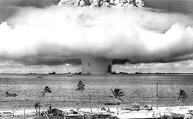 Ein Atompilz in der N&auml;he des Bikini-Atolls w&auml;hrend der ersten Serie amerikanischer Unterwasser-Atomtests, 1946