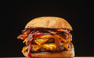 Der Geschmack von Speck und Fast Food w&auml;hrend der Schwangerschaft ist mit dem Risiko von Fettleibigkeit bei den Nachkommen verbunden (an M&auml;usen getestet)