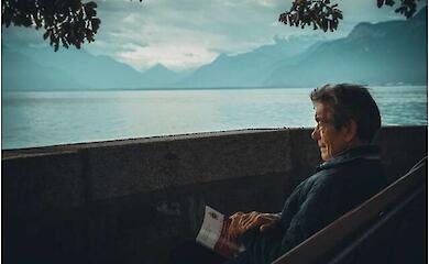 Social isolation accelerates cognitive decline in old age