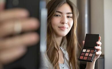 TikTok pusht Beauty-Inhalte f&uuml;r M&auml;dchen im Alter von 13-19 Jahren. Auch diejenigen, die sich nicht f&uuml;r Kosmetik interessieren