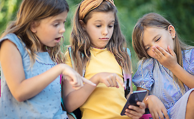 Wissenschaftler haben herausgefunden, dass Kinder, die h&auml;ufig in den sozialen Medien unterwegs sind, schlechter lesen und einen schw&auml;cheren Wortschatz haben.