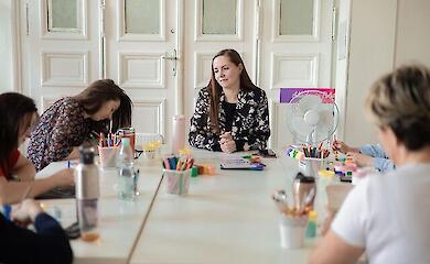 Zajęcia z arteterapii grupowej dla Ukrainek w Łodzi. Prowadząca: Iryna Samoliuk