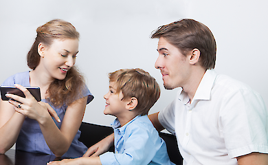 A parent is nearby, but on the phone: what does this mean for a teenager?