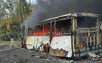 Kramatorsk, spalony autobus z pasażerami po ataku Rosji, 8 października 2026 r.